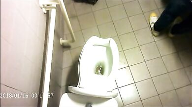 Spia Bagno Italiano: Pisciate Calde di Giovani