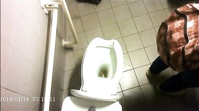 Spia Bagno Italiano: Pisciate Calde di Giovani