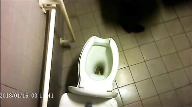 Spia Bagno Italiano: Pisciate Calde di Giovani