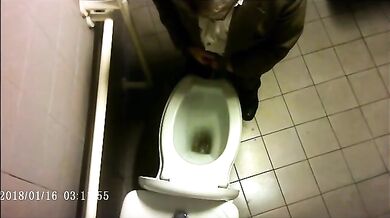 Spia Bagno Italiano: Pisciate Calde di Giovani