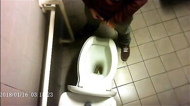 Spia Bagno Italiano: Pisciate Calde di Giovani