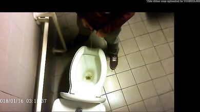 Spia Bagno Italiano: Pisciate Calde di Giovani