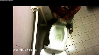 Spia Bagno Italiano: Pisciate Calde di Giovani