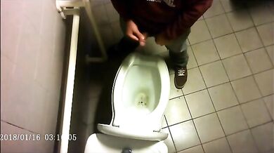 Spia Bagno Italiano: Pisciate Calde di Giovani