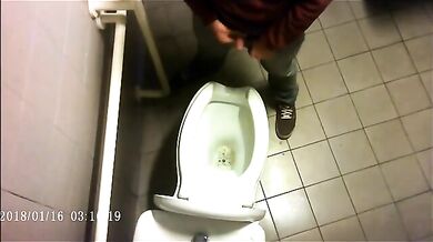 Spia Bagno Italiano: Pisciate Calde di Giovani