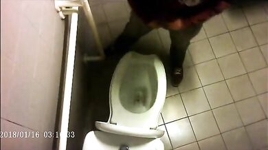 Spia Bagno Italiano: Pisciate Calde di Giovani