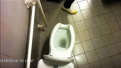 Spia Bagno Italiano: Pisciate Calde di Giovani