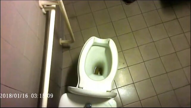Spia Bagno Italiano: Pisciate Calde di Giovani