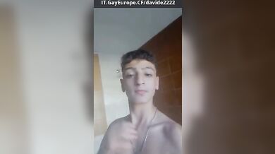 Italiano con Grosso Cazzo Succoso si Mostra Nudo