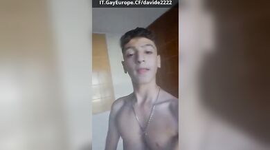 Italiano con Grosso Cazzo Succoso si Mostra Nudo