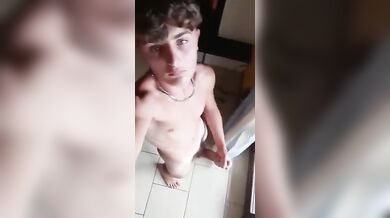 Ragazzo Italiano Arrapato Mostra Cazzo in Webcam