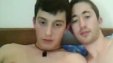 Ragazzo Italiano si Sega il Cazzo Grosso Arrapato