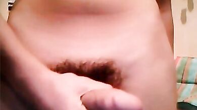 Giovane Italiano Dotato si Sega con Passione