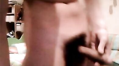 Giovane Italiano Dotato si Sega con Passione