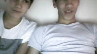 Italiano Muscoloso si Sega sul Letto Arrapato