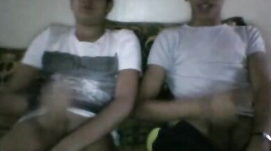 Italiano Muscoloso si Sega sul Letto Arrapato