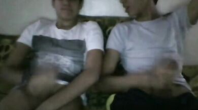 Italiano Muscoloso si Sega sul Letto Arrapato