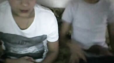 Italiano Muscoloso si Sega sul Letto Arrapato