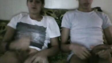 Italiano Muscoloso si Sega sul Letto Arrapato