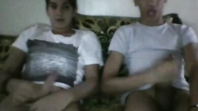 Italiano Muscoloso si Sega sul Letto Arrapato