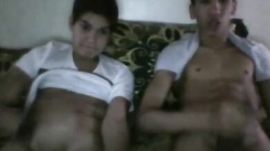 Italiano Muscoloso si Sega sul Letto Arrapato