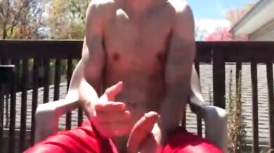 Grosso cazzo sorpreso a masturbarsi all'aperto sul balcone