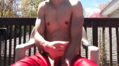 Grosso cazzo sorpreso a masturbarsi all'aperto sul balcone