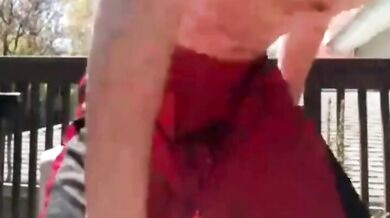 Grosso cazzo sorpreso a masturbarsi all'aperto sul balcone