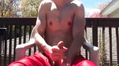 Grosso cazzo sorpreso a masturbarsi all'aperto sul balcone