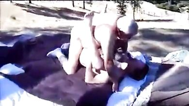 All'aperto senza preservativo con papà e il suo ragazzo