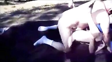 All'aperto senza preservativo con papà e il suo ragazzo