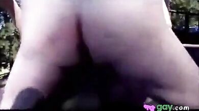 All'aperto senza preservativo con papà e il suo ragazzo