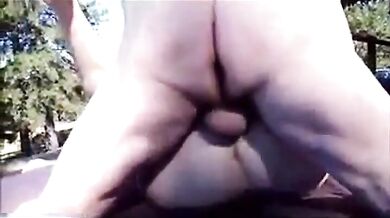 All'aperto senza preservativo con papà e il suo ragazzo