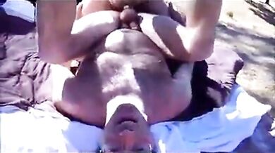 All'aperto senza preservativo con papà e il suo ragazzo