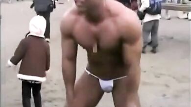 Uno stallone asiatico muscoloso scopre quasi tutto in spiaggia