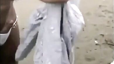 Uno stallone asiatico muscoloso scopre quasi tutto in spiaggia