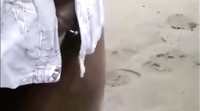 Uno stallone asiatico muscoloso scopre quasi tutto in spiaggia