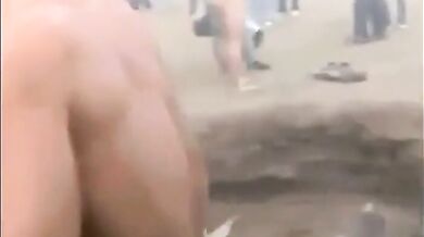 Uno stallone asiatico muscoloso scopre quasi tutto in spiaggia