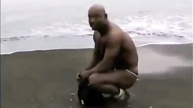 Uno stallone asiatico muscoloso scopre quasi tutto in spiaggia