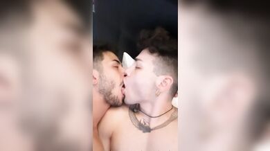 Coppia italiana arrapata: baci bollenti, pompino alle palle e sega tra le chiappe con sborrata violenta sul culo