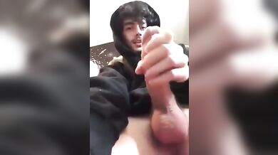 Si Masturba con un Cazzo Mostruoso: Sborrata Epica da Non Perdere!