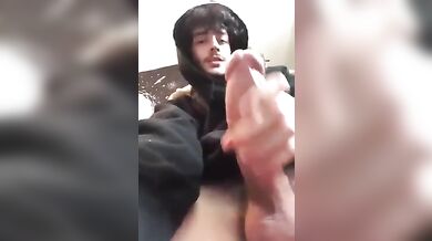 Si Masturba con un Cazzo Mostruoso: Sborrata Epica da Non Perdere!