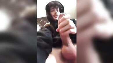 Si Masturba con un Cazzo Mostruoso: Sborrata Epica da Non Perdere!