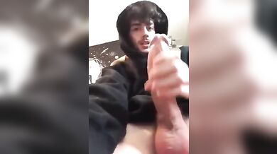 Si Masturba con un Cazzo Mostruoso: Sborrata Epica da Non Perdere!