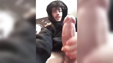 Si Masturba con un Cazzo Mostruoso: Sborrata Epica da Non Perdere!