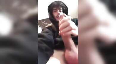 Si Masturba con un Cazzo Mostruoso: Sborrata Epica da Non Perdere!