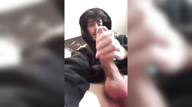 Si Masturba con un Cazzo Mostruoso: Sborrata Epica da Non Perdere!