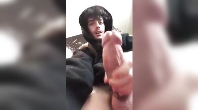 Si Masturba con un Cazzo Mostruoso: Sborrata Epica da Non Perdere!