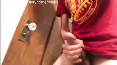 Twink arrapato spara un carico potente in webcam