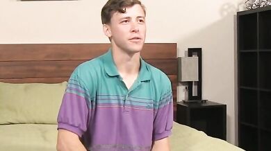 Nolan gode di una sega lenta sul suo cazzo grosso